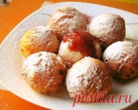 Очень вкусные творожные пончики
Ингредиенты:
500 г домашнего творога
3 сырых куриных яйца
300-400 г муки
домашний ванильный сахар
9-12 столовых ложек сахара
небольшая щепотка соли
1 чайная ложка соды
уксус для гашения соды
сахарная пудра
растительное масло
1. Творог растереть с ванильным сахаром. Куриные яйца смешиваем с солью и сахаром. Соду гасим уксусом и добавляем к яичной массе. Попеременно домешиваем перетертый с ванильным сахаром творог и просеянную пшеничную муку. Замешиваем тесто.
2. В