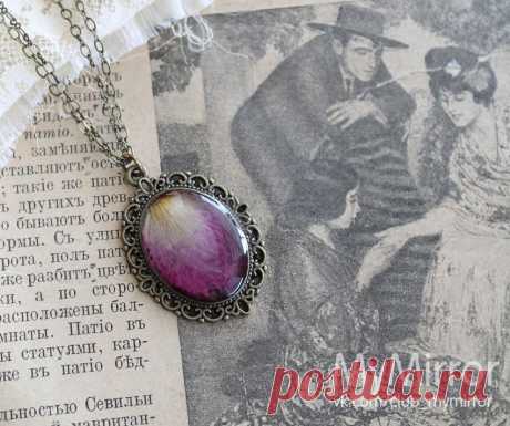 Лепесток розы под ювелирной смолой.