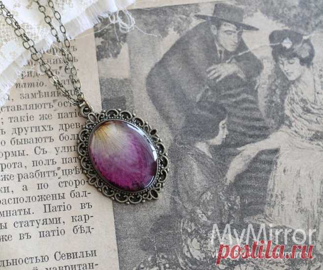 Лепесток розы под ювелирной смолой.