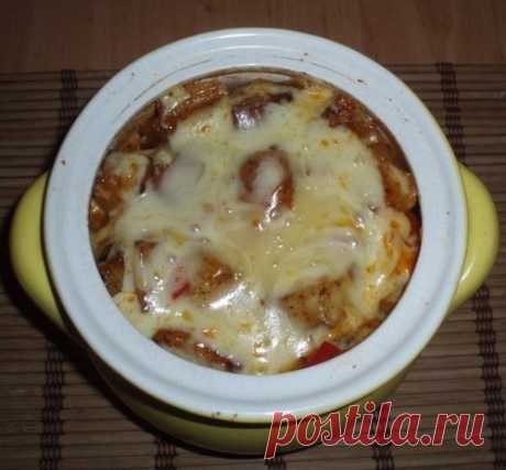 Азу в горшочке

Картофель (среднего размера) — 8 штук
Мясо (свиная вырезка) — 400 грамм
Огурец (маринованные 3 штуки, соленые 3 штуки) — 6 штук
Лук репчатый — 3 штуки
Морковь — 1 штука
Лавровый лист — 2 листа
Перец черный горошком — 6 горошин
Перец чили — 1 штука
Соус (кетчуп + майонез) — 6 столовых ложек
Томатная паста — 2 чайные ложки
Сушеный укроп – 2 щепотки
Сыр – 200 грамм

Шаг 1: Подготовим и укладываем мясо в горшочки

Солёные огурцы нарежьте не мелкие кубики, а мар...