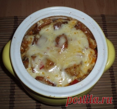 Азу в горшочке

Картофель (среднего размера) — 8 штук
Мясо (свиная вырезка) — 400 грамм
Огурец (маринованные 3 штуки, соленые 3 штуки) — 6 штук
Лук репчатый — 3 штуки
Морковь — 1 штука
Лавровый лист — 2 листа
Перец черный горошком — 6 горошин
Перец чили — 1 штука
Соус (кетчуп + майонез) — 6 столовых ложек
Томатная паста — 2 чайные ложки
Сушеный укроп – 2 щепотки
Сыр – 200 грамм

Шаг 1: Подготовим и укладываем мясо в горшочки

Солёные огурцы нарежьте не мелкие кубики, а мар...