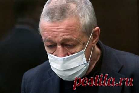 Михаил Ефремов рассказал об отношении к заключенным. Актер Михаил Ефремов, отбывающий наказание в колонии за то, что устроил смертельное ДТП в 2020 году, рассказал об отношении к сокамерникам. Артист поведал, что раньше относился к заключенным нормально, а после освобождения из тюрьмы будет относиться еще лучше, так как в колонии сделано все, чтобы исправить человека.