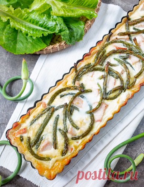 Пирог с курицей и чесночными стрелками.