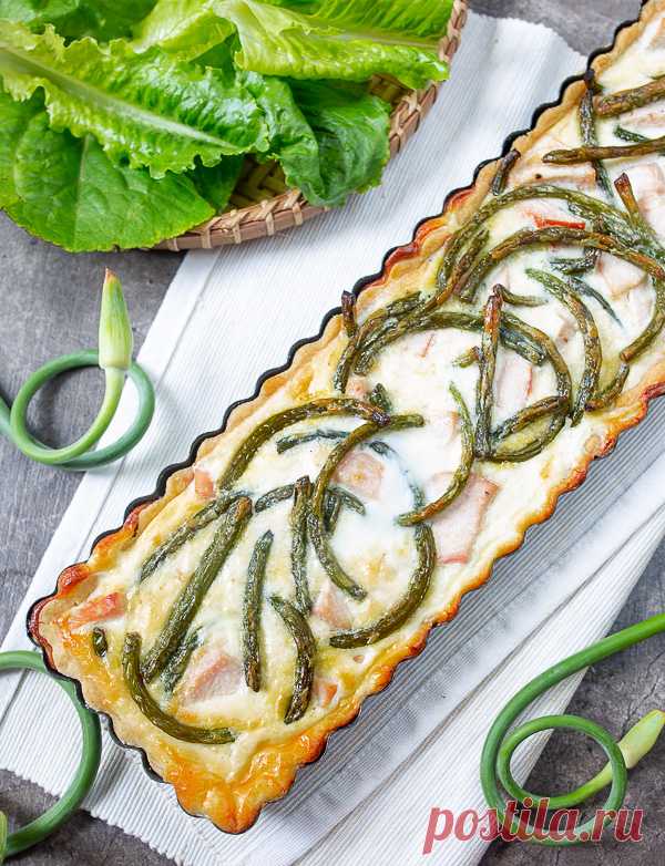 Пирог с курицей и чесночными стрелками.