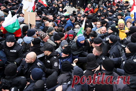 В столице Болгарии в ходе протестов пострадали полицейские. В ходе антиковидных протестов при попытке митингующих проникнуть в здание Народного собрания (парламента) в столице Болгарии Софии пострадали восемь полицейских. Тысячи людей со всей страны приехали в столицу, чтобы принять участие в демонстрациях против зеленых сертификатов, подтверждающих факт вакцинации.