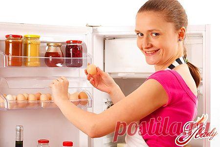 Как убрать запах из холодильника?