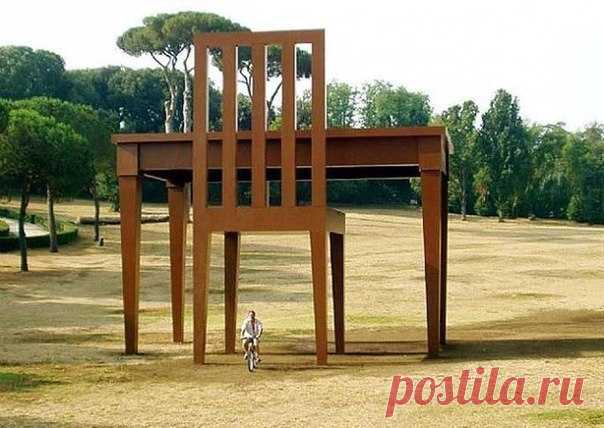 Гигантская скульптура стола и стула называется "Писатель". Находится на северной окраине Лондона. / Speleologov.Net - мир кейвинга