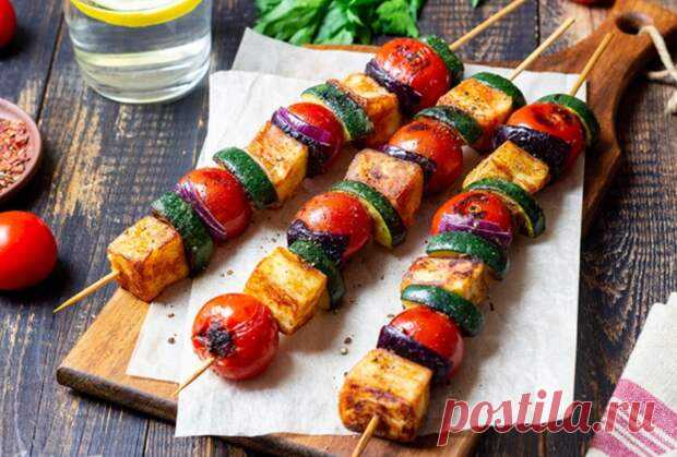 Вегетарианские шашлыки: 7 рецептов без мяса - Будет вкусно - 4 июня - Медиаплатформа МирТесен Еда объединяет, и мы часто используем ее как хороший повод собраться и пообщаться с близкими. Встреча за шашлыками — главное кулинарное событие весны, когда можно и вкусно поесть, и насладиться проснувшейся природой. Одна беда: часто мясные блюда оказываются очень калорийными или подходят не всем. - 4 июня - 43300764021 - Медиаплатформа МирТесен