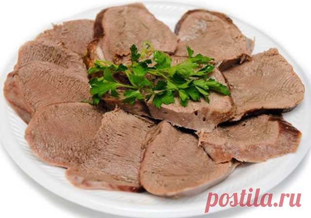 Приготовление языка говяжьего отварного 

Готовим сегодня вкусный говяжий язык. 
Такой, чтобы домашние ели с удовольствием, а гости просили рецепт! 
 
Ингредиенты: 
Язык говяжий — 1 шт 
Лук — 1 шт 
Перец горошком (смесь перцев) — 1 ст. л 
Кориандр в зернах — 1 ст. л 
Специи всесезонные — 1 ст. л 
Соль — 2 ст. л на 2 л воды 
Лавровый лист — 2 шт 
Морковка — 1 шт (необязательно) 

Приготовление: 
 
Собственно процесс варки языка достаточно простой. Подготовьте все ингредиент...