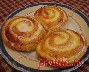 НЕЖНЕЙШИЕ ТВОРОЖНЫЕ ЗАВИТУШКИ В СМЕТАННОЙ ЗАЛИВКЕ
Дорогие мои читатели.Сказать что это ВКУСНО — это НИЧЕГО Не СКАЗАТЬ — это просто ФАНТАСТИЧЕСКИ и СКАЗОЧНО, Нереально ВКУСНО
В этом рецепте творожные завитушки сразу же после выпечки заливают 
сметанной заливкой, плотно укупоривают и в таком виде оставляют до 
полного остывания.  В результате завитушки получаются такими волшебно мягкими, пропитанными сметанкой (не прочтите  мокрыми, вовсе нет!), а в доме стоит такой  умопомрачительный АРОМАТ!!!  О