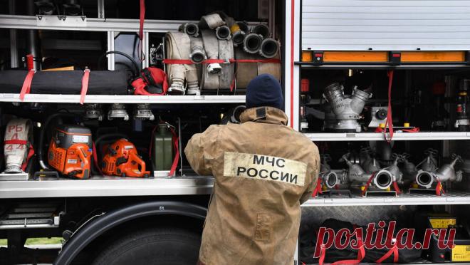 В Москве загорелся трехэтажный жилой дом. Крыша трехэтажного блочного жилого дома горит на северо-западе Москвы. Об этом сообщили в МЧС. Пожар произошел в здании, расположенном в проезде Досфлота. Спасатели эвакуировали семь человек из соседних помещений. В МЧС добавили, что ...