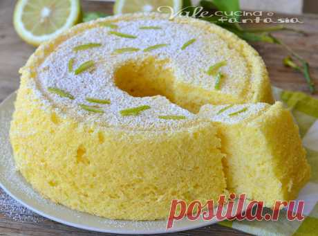 Chiffon cake al limone ricetta senza burro e olio Chiffon cake al limone ricetta senza burro e olio , sofficissima e leggera, senza grassi aggiunti e profumatissima al limone, semplice, una nuvola soffice