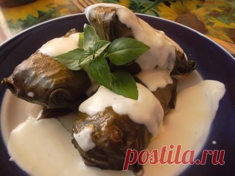 Долма | Foodbook.su Вот случайно попался на глаза рецептик завалявшийся с лета. Одно из любимых блюд моего мужа (до начала нашей семейной жизни он никогда не пробовал голубцы с капустой, только этот вариант). Может кому