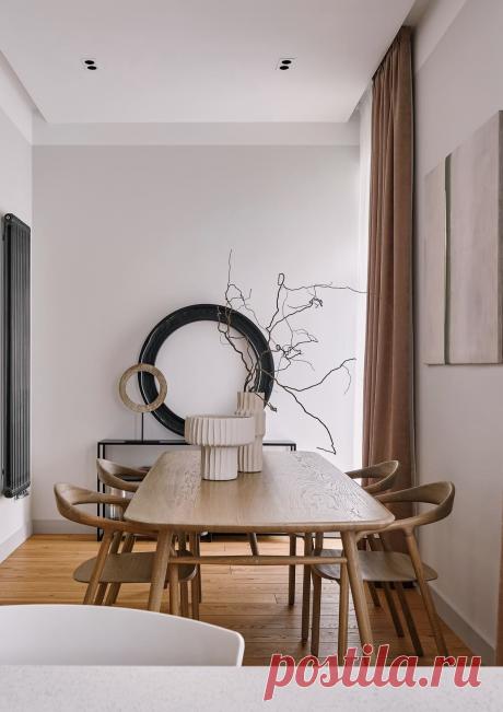 Небольшая и уютная столовая в бежевых тонах.