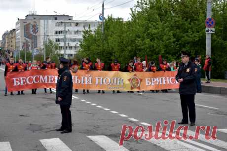 Под колокольный перезвон и громогласное ура по Брянску прошел «Бессмертный полк» | Наш Брянск·Ru