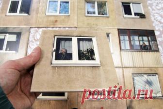 Литовская студия придумала керамическую плитку в виде панелей советских пятиэтажек Литовская студия Gyva Grafika получила заказ на новое оформление санузла в ресторане Galeria Urbana в Каунасе. Владельцы не были готовы сбивать плитку со