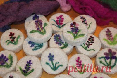 I LOVE handfelted soap! I love the way it feels, the way it looks and of course the luxurious lather. What is felted soap you say? It's a soap in a jacket or a soap with a sweater! It's a bar of…