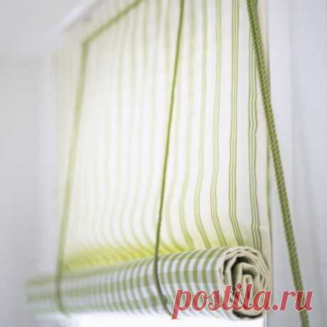 Рулонные шторы Для работы нам понадобятся: - два отреза ткани разного дизайна – для лицевой и изнаночной стороны шторы - два деревянных бруска длинной с оконную раму – один для крепления, другой для утяжеления шторы - шурупы-кольца – 5 шт - шурупы-крючки – 3 шт - шнур - ножницы - сантиметр - швейные принадлежности Измеряем оконную раму и согласно расчетам выкраиваем из заготовленной ткани два отрезка нужных размеров, оставив 3 см запаса к ширине и 10 см запаса к длине на припуск для швов. С…