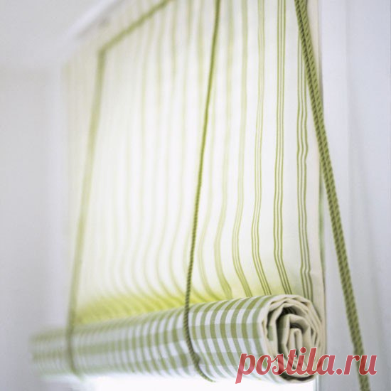 Рулонные шторы Для работы нам понадобятся: - два отреза ткани разного дизайна – для лицевой и изнаночной стороны шторы - два деревянных бруска длинной с оконную раму – один для крепления, другой для утяжеления шторы - шурупы-кольца – 5 шт - шурупы-крючки – 3 шт - шнур - ножницы - сантиметр - швейные принадлежности Измеряем оконную раму и согласно расчетам выкраиваем из заготовленной ткани два отрезка нужных размеров, оставив 3 см запаса к ширине и 10 см запаса к длине на припуск для швов. С…