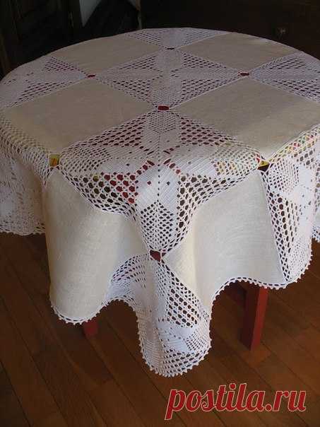 Вяжем крючком скатерти для праздничного стола. Мастер-класс и схемы

Всегда мечтала связать именно такую скатерть, с использованием льняной ткани. Нашла очень хороший мастер-класс по способу соединения ткани с вязаными фрагментами от португальской рукодельницы Conceição Esteves. Вы можете сами подобрать узор, квадратный фрагмент, тот, который вам больше всего нравится и создать эксклюзивную нарядную скатерть к празднику. Мне нравится именно тот факт, что такая скатерть свя...
