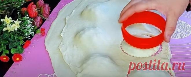 Вкуснее, чем беляши и чебуреки. Добавьте 2 ст.л сметаны в тесто: просто восторг
Тесто по этому рецепту получается воздушным, тончайшим, не впитываем в себя много растительного масла. Из него можно готовить самые разные пирожки с любой начинкой, а не только мясные варианты.