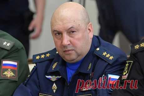 Суровикин дал первый комментарий после мятежа Пригожина. Бывшего командующего Объединенной группировкой войск в зоне спецоперации Сергея Суровикина заметили с семьей в одном из подмосковных храмов, утверждают «Новые известия», приводя также его фотографию. Сообщается, что на вопрос журналистов о месте службы Суровикин ответил: «Служу Отечеству. Больше никаких комментариев».