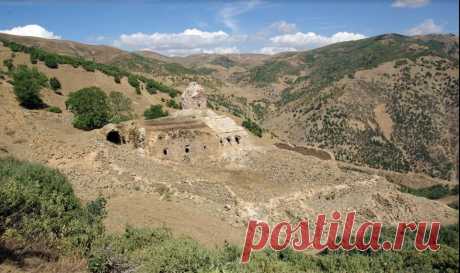 Ախպերիկ վանքը․․․Խութ,Սասուն,Արևմտյան Հայաստան։
Դաշտադեմ,գյուղ Արևմտյան Հայաստանում,Բիթլիսի վիլայեթի Խութ-Բռնաշենի գավառակում:
Բիթլիսի փոխնահանգապետ Սալիհ Ալթունը 2014թ. խոստովանել է,որ ինքը թշնամությամբ է լցված ներկայիս Թուրքիայի տարածքում հայկական ժառանգության նկատմամբ:
Ըստ «Ակոս»-ի,Բիթլիսի փոխնահանգապետը հայտարարել է քաղաքում Սուրբ Ախպերիկ հայկական վանքը վերականգնվելու կապակցությամբ:Եթե չեմ սիրում մարդուն,նրա կառուցած շենքն էլ չեմ սիրում:Ինչո՞ւ պետք է այն պահպանեմ,-նկատի ունենալով հայերին: