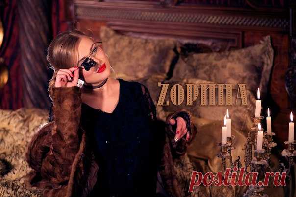 Характер у Зориной тяжёлый,
всё потому, что золотой.
#МихаилШитов #Старперцо #ИльяКонстантинов #певицаZорина #крометы #певицаЗорина #крометы #заменилгудок #взорвименя #ЛуиБрандо #еслилюбишьтотерпи