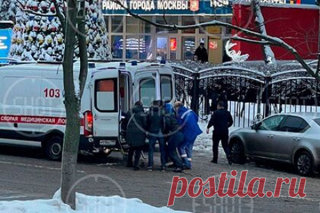 10-летняя девочка пострадала при стрельбе в московском МФЦ. Одним из пострадавших при стрельбе в многофункциональном центре на юго-востоке Москвы оказался ребенок. В результате инцидента была ранена 10-летняя девочка Соня. Она доставлена в Морозовскую детскую больницу. Данные о ее состоянии не уточняются. Также известно о двух погибших.