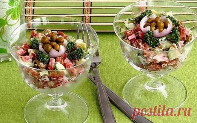 Салат с сухариками и копчёной колбасой