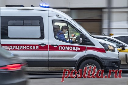 Пятилетний россиянин выпал из окна многоэтажки и выжил. В Волгограде пятилетний ребенок выпал из окна многоэтажного дома. Об этом сообщает региональное управление МВД в Telegram-канале. По данным правоохранителей, мальчик выпал из окна второго этажа дома на улице Славская, когда его 21-летняя мать была дома. Известно, что ребенок облокотился на москитную сетку.