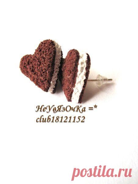 Серьги гвоздики.Сладкие сердечки)
полностью ручная работа. 
Материал:полимерная глина,металлическая фурнитура под серебро.
цена:150 р.