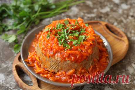 Всё чаще покупаю куриную печень и готовлю такое блюдо: очень сочно, вкусно и оригинально  😉
Нам понадобится:
- Куриная печень - 500 гр.
- Лук - 1 шт.
- Морковь - 1 шт.(средняя)
- Томатная паста - 3 ст.л.
- Соль, перец, специи по вкусу.
Приготовление:
Печень промываем, режем на кусочки.
Лук и морковь чистим, лук режем кубиками, морковь трём на крупной тёрке.
На сковороде разогреваем масло, обжариваем на нём лук и морковь 3-5 минут.
Добавляем к ним печень, жарим до готовности.
В конце добавляем …
