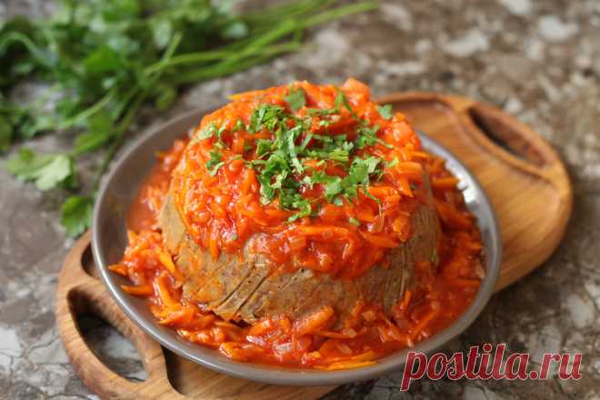 Всё чаще покупаю куриную печень и готовлю такое блюдо: очень сочно, вкусно и оригинально  😉
Нам понадобится:
- Куриная печень - 500 гр.
- Лук - 1 шт.
- Морковь - 1 шт.(средняя)
- Томатная паста - 3 ст.л.
- Соль, перец, специи по вкусу.
Приготовление:
Печень промываем, режем на кусочки.
Лук и морковь чистим, лук режем кубиками, морковь трём на крупной тёрке.
На сковороде разогреваем масло, обжариваем на нём лук и морковь 3-5 минут.
Добавляем к ним печень, жарим до готовности.
В конце добавляем …