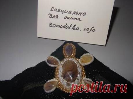 Самоделка кулон вышитый из бисера своими руками.