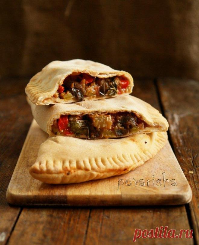 Пицца кальцоне с баклажанами, перцем и базиликом | Интересные рецепты