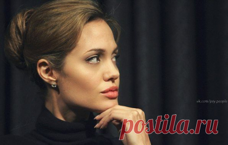 Главное в жизни - это любовь. Главное в жизни - это семья. Главное в жизни - это дети..  Не существует никакого абсолютного главного. Если вы думаете иначе, то мне вас жаль .   Что для кого главное в жизни, каждый решит сам.. Причем в каждый момент времени.. Причем, не раз изменив решение... Меняйте решения, наслаждайтесь жизнью.. И бросайте тех, кто хочет, чтобы ваше главное покрылось корочкой неизменности.  Жизнь не удержишь в рамках. Стабильность возможна только на кладбище. Живое меняется...