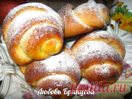 Сдобная плюшка-комета к утреннему чаю. Объедение 


Невозможно устоять!









Ингредиенты:
200 мл смеси молока с водой,1 яйцо,100 мл растительного масла,3-4 ст. л. сахара,1 ч.л. сухих дрожжей,около 500 г муки,щепотка соли,ванильный сахар – пакети…