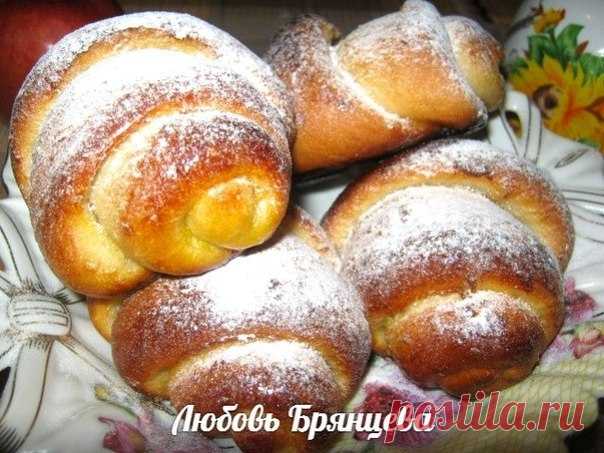 Сдобная плюшка-комета к утреннему чаю. Объедение 


Невозможно устоять!









Ингредиенты:
200 мл смеси молока с водой,1 яйцо,100 мл растительного масла,3-4 ст. л. сахара,1 ч.л. сухих дрожжей,около 500 г муки,щепотка соли,ванильный сахар – пакети…