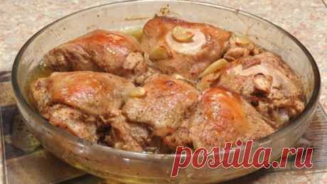 Куриные бедрышки в апельсиново-соево-горчичном маринаде
Мясо получается такое мягкое, нежное....просто пальчики оближешь!
Ингредиенты:
Куриные бедрышки - 6 шт.
Апельсин - 1 шт.
Соевый соус - 1 ст.л.
Горчица - ½ ст.л.
Оливковое масло - 1 ст.л.
Сушеный базилик - ½ ч.л.
Соль
Черный молотый перец
Приготовление:
Нам понадобится цедра с половинки апельсина (натереть на мелкой терке) и сок из целого апельсина (можно выжать руками)
Делаем маринад. Для этого смешиваем апельсиновый сок, цедру, соевый со