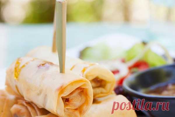 Яичные блинчики с уткой и соусом хойсин Ингредиенты:яйца куриные - 4 шт. мука пшеничная - 50 г вода - 50 мл лук зеленый - 10 г утиные грудки - 1 шт. масло растительное - 20 мл огурцы - 100 г перец сладкий - 50 г пекинская капуста - 50 г соль - по вкусу перец черный молотый - по вкусу моус хойсин - 4 ч....