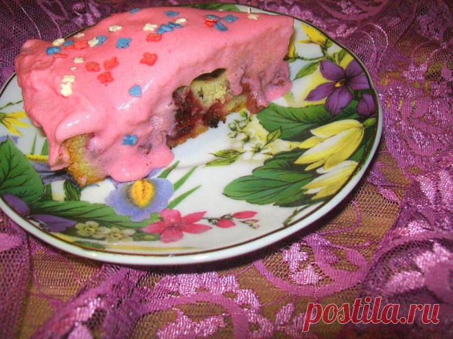 Влажный пирог с вишней - Кулинарный блог - Блоги - Потому что это Я!
Для дела надо: 

    Масло сливочное — 150 г 
    Яйцо — 3 шт. 
    Сахар — 150 г 
    Мука — 1,5-2 стак. 
    Разрыхлитель теста — 2 ч. л. 
    Вода — 6 ст. л. 
    Ванильный сахар — 0,5 пакетика 
    Вишня (без косточек) — 200 г.