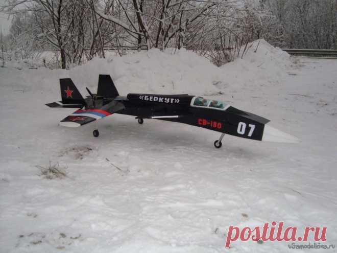 Экспериментальная авиамодель «Беркут» СВ – 180 с крылом обратной стреловидности Здравствуйте уважаемые моделисты рад новой встрече с вами в гостях Усамоделкина. Сегодня я вновь возвращаюсь к теме моделей с крылом обратной стреловидности и расскажу о нём как и обещал в прошлой статье, более подробно. Решил показать вам свою новую работу, авиамодель похожую на самолёт Су – 47