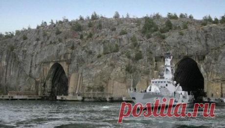 Сделка века! Заполучить такую военную базу почти то же самое, что заехать на танках в Брюссель и припарковаться у входа в штаб-квартиру НАТО Секретная база подводных лодок, вырубленная в скале, досталась России по цене средней московской квартиры в центре. И где — в Норвегии, входящей в Североатлантический альянс! А еще говорят, что евреи …