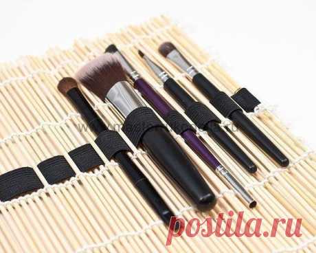 Органайзер для Make-Up кисточек своими руками

Для работы вам понадобится салфетка или циновка из бамбук, эластичная тесьма (она же резинка :)), красивая лента, нитки, игла.