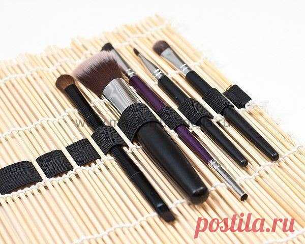 Органайзер для Make-Up кисточек своими руками

Для работы вам понадобится салфетка или циновка из бамбук, эластичная тесьма (она же резинка :)), красивая лента, нитки, игла.