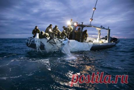 ВМС США показали выловленые в океане детали китайского зонда. Фото. ВМС США показали, как моряки вылавливали в море остатки китайского аэростата, сбитого над территорией США 4 февраля. Он упал у побережья Южной Каролины