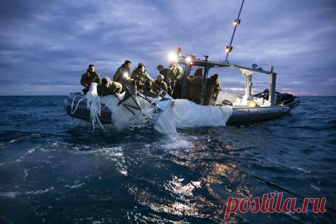 ВМС США показали выловленые в океане детали китайского зонда. Фото. ВМС США показали, как моряки вылавливали в море остатки китайского аэростата, сбитого над территорией США 4 февраля. Он упал у побережья Южной Каролины