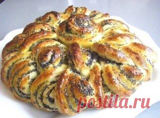 Пирог «Бабушкина салфетка» 
 
Ингредиенты: 
 
500 грамм муки 
1 яйцо 
1 ст.л. дрожжей 
4 ст.л. сахара 
1 стакан молока 
1 ст.л. сливочного масла 
3 ст.л. растительного масла 
щепотка соли 
 
Приготовление: 
Замешиваем тесто, должно получится некрутое, ставим его подниматься на полчасика в теплое место, затем обминаем и еще полчаса даем подняться. 
Пока поднимается тесто займемся начинкой. Полстакана мака поварить в воде (или в молоке, кому как нравится), можно при варке добавить 3 ст.л. сахара.