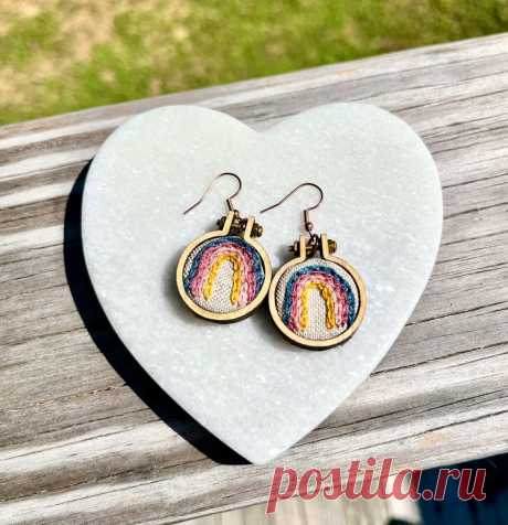 Pendientes bordados a mano / Mini aro de bordado / Moderno diseño floral pequeño / Arcoíris / Girasol / Hongo / Hipoalergénico / Regalo para ella - Etsy España